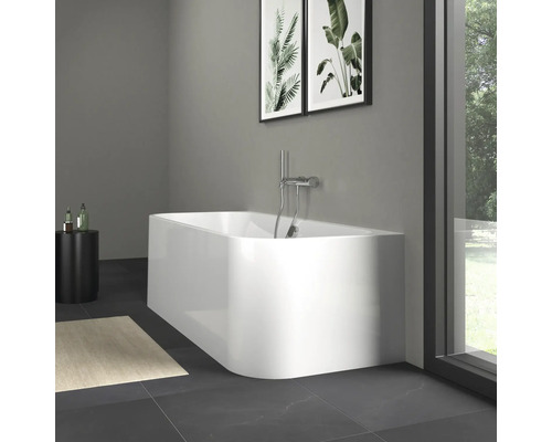 Freistehende Badewanne mit Armatur in Badezimmer