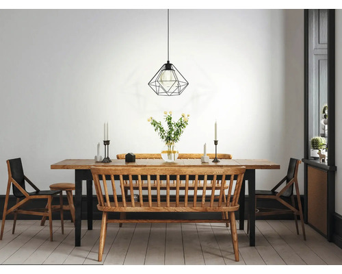 Esstisch-Szene mit Holztisch, Bank und Stühlen unter einer geometrischen Pendelleuchte