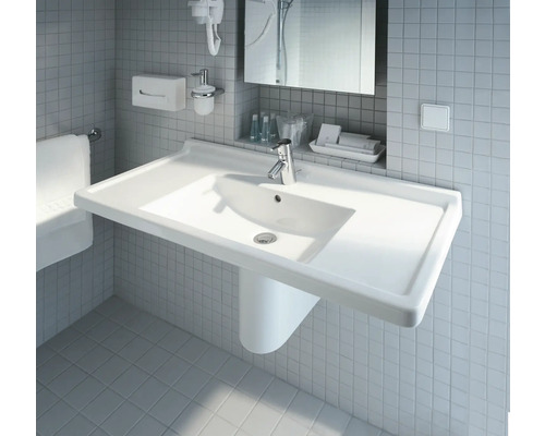Waschtisch im Badezimmer mit Armatur und Ablagefläche.