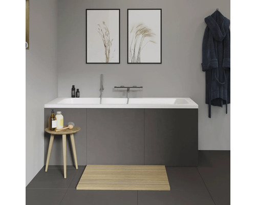 Modernes Badezimmer mit Badewanne, Holzfußmatte und Dekoration