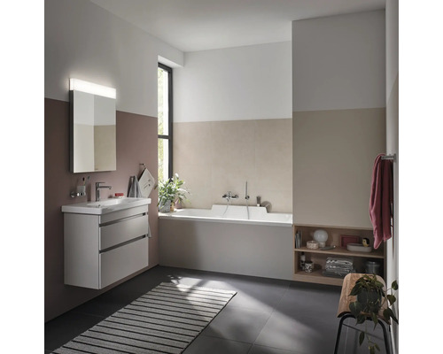 Modernes Badezimmer mit Waschtisch, Spiegel, Badewanne und Ablagefächern