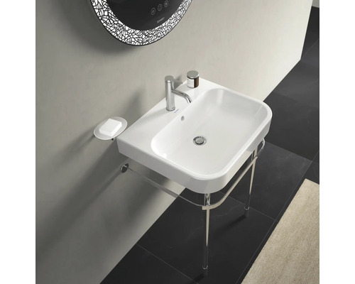 Waschtisch mit Armatur, Seifenschale und Handtuchhalter im Badezimmer