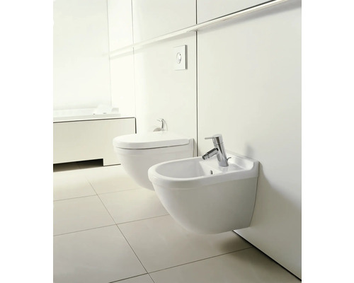 Badezimmer mit wandhängendem WC und Bidet mit Armatur