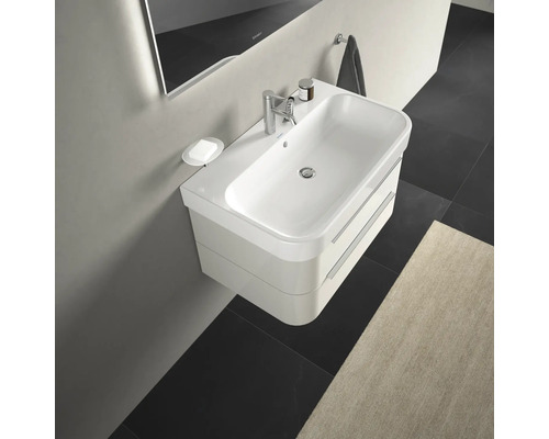 Modernes Badezimmer mit weißem Waschbeckenunterschrank, Armatur und Spiegel.