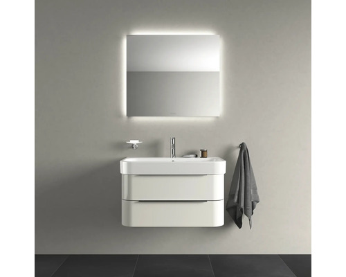 Badezimmer mit Waschtischunterschrank, Waschbecken, Spiegel mit Beleuchtung, Seifenschale und Handtuchhalter