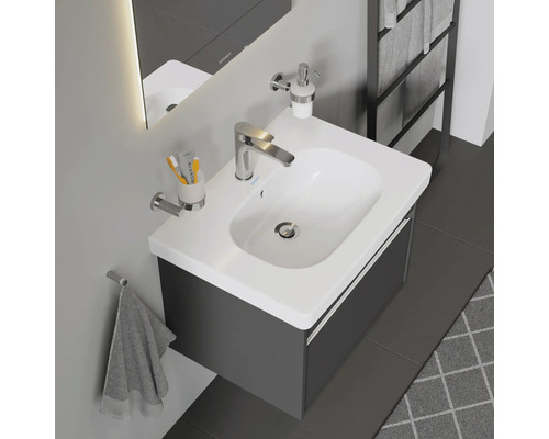 Waschtisch mit Unterschrank, Armatur, Seifenspender und Handtuchhalter im Badezimmer