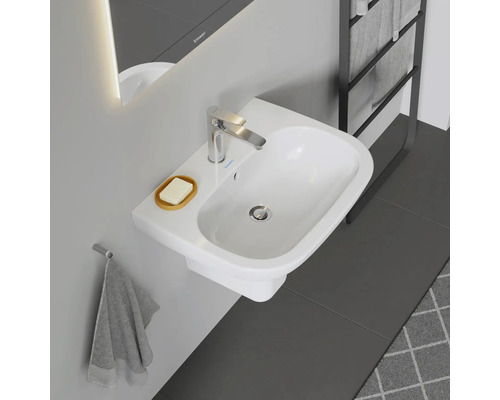 Waschbecken mit Armatur, Seife und Handtuch