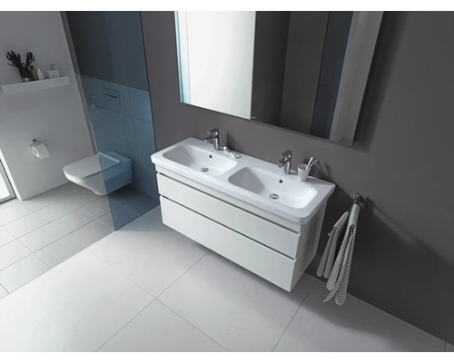 Modernes Badezimmer mit Doppelwaschtisch, Spiegel und Wand-Tiefspüler Toilette.