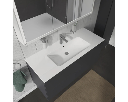 Waschtisch mit Spiegel und Handtuchring im Badezimmer