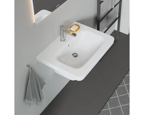 Weißes Aufsatzwaschbecken mit Armatur, Seifenschale und Handtuchhalter im Badezimmer.