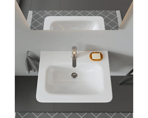 Aufsicht auf ein Waschbecken mit Armatur, Seife und Handtuch