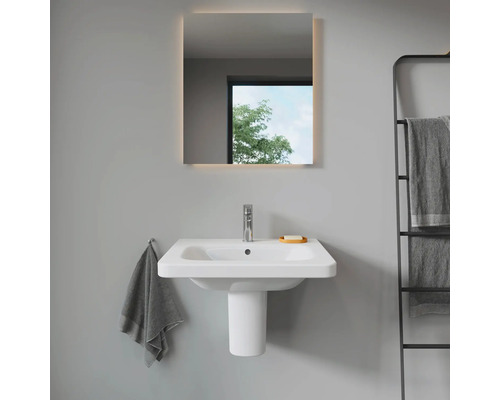 Badezimmer mit Waschbecken, beleuchtetem Spiegel und Handtuchhalter