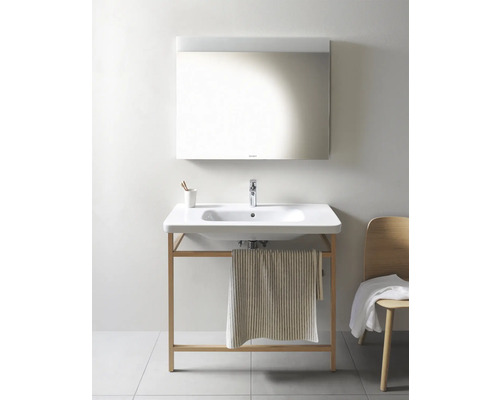 Badezimmer mit Waschbecken, Spiegel und Holzgestell