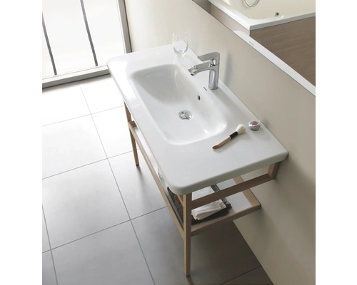 Waschtisch mit Ablagefläche und Handtüchern im Badezimmer