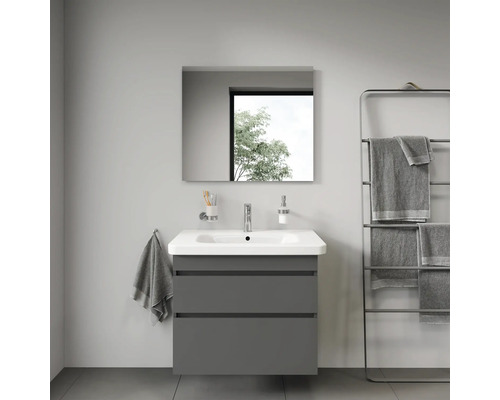 Badezimmer mit Waschbeckenunterschrank, Spiegel und Handtuchhalter