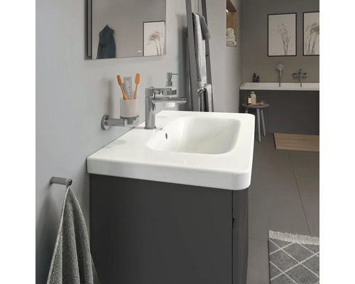 Modernes Badezimmer mit Waschtisch, Spiegel und Handtuchhalter