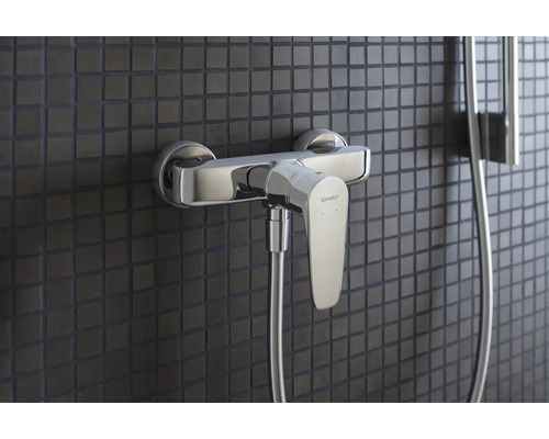 Aufputz-Brausebatterie aus Metall an gefliester Wand