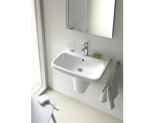 Waschbecken mit Armatur, Seife und Handtuch im Badezimmer