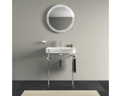 Modernes Badezimmer mit Waschbecken, chromfarbenem Waschbeckenunterschrank und beleuchtetem Spiegel