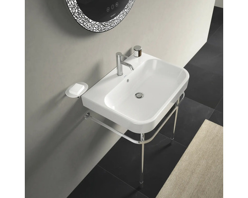 Waschtisch mit Handtuchhalter und Seifenablage im Badezimmer