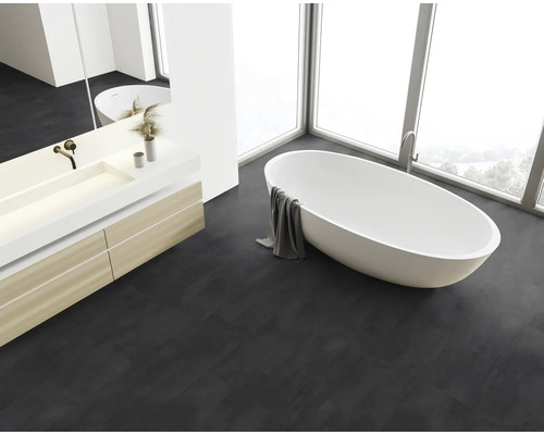 Badezimmer mit freistehender Badewanne, Waschtisch und großem Fenster