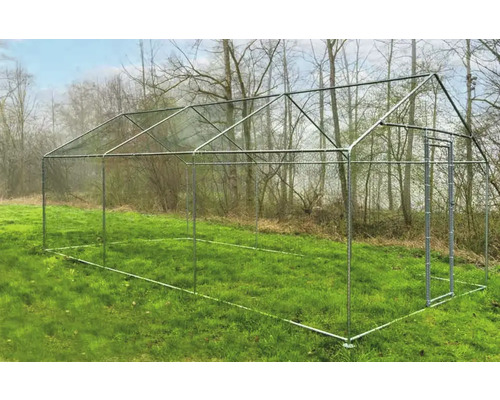 Freistehender Hühnerstall aus Metall mit Maschendraht auf einer Wiese