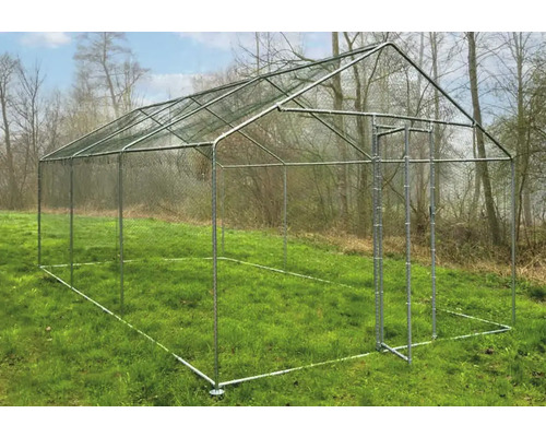 Freistehender Hühnerstall aus Metall mit Netz auf einer Wiese