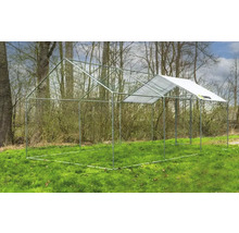 Freilaufgehege für Hühner im Garten mit teilweiser Überdachung.