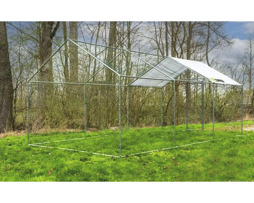 Freilaufgehege für Hühner im Garten mit teilweiser Überdachung.