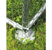 Detailansicht eines Metallzaunpfostens mit grünen Maschendraht im Gras.