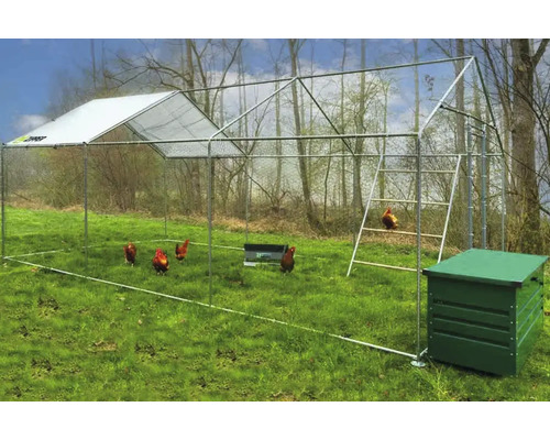 Hühnerstall mit Hühnern im Garten