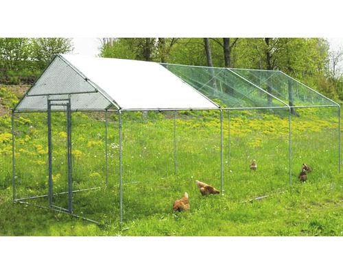 Freilaufgehege mit Hühnern auf einer Wiese