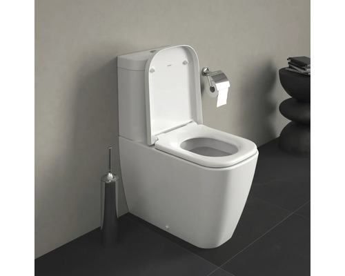 Weißes Stand-WC mit offenem Toilettendeckel und Toilettenpapierhalter im Badezimmer