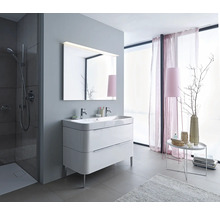 Modernes Badezimmer mit Waschbeckenunterschrank, Spiegel und Dusche.