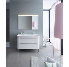 Modernes Badezimmer mit Waschbeckenunterschrank, Spiegel und heller Atmosphäre