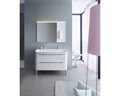 Modernes Badezimmer mit Waschbeckenunterschrank, Spiegel und heller Atmosphäre