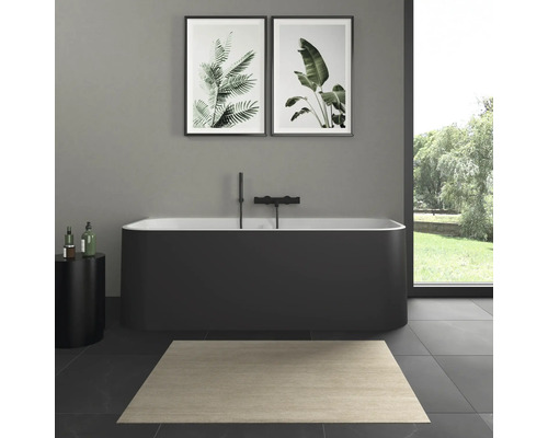 Modernes Badezimmer mit freistehender Badewanne, Teppich und Pflanzenbildern