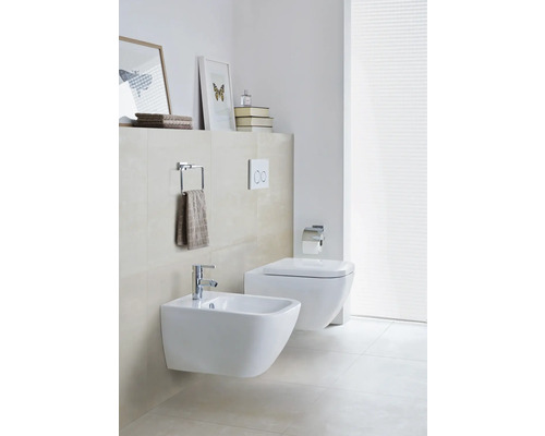 Modernes Badezimmer mit wandhängendem Bidet und WC, Handtuchhalter und Dekorationen