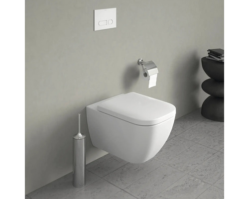 Szene mit einer wandhängenden Toilette, einer Toilettenbürste und einem Toilettenpapierhalter