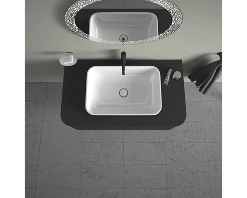 Badezimmeransicht von oben mit Waschbecken, Spiegel und Badzubehör