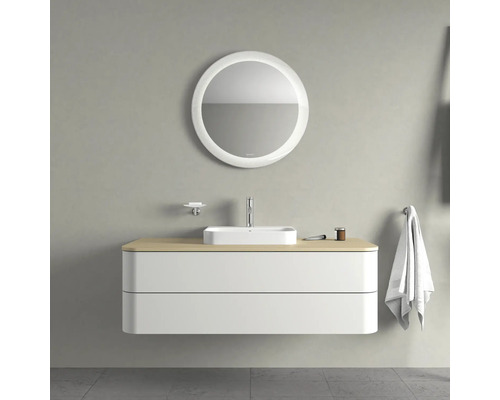 Modernes Badezimmer mit Waschtisch, Spiegel und Ablagefläche