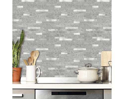 Küchenszene mit grauer Backstein-Optik und Kochutensilien