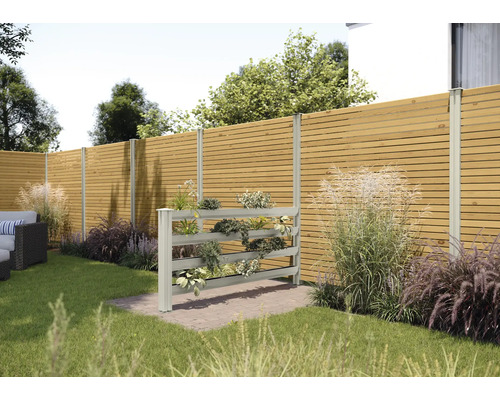 Gartenszene mit Holzzaun und bepflanztem Regal