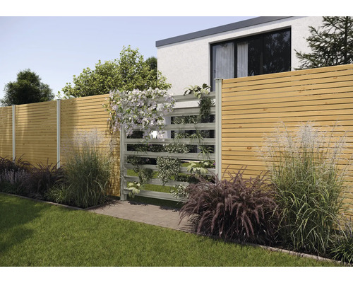 Gartenszene mit Holzzaun und bepflanztem Sichtschutz