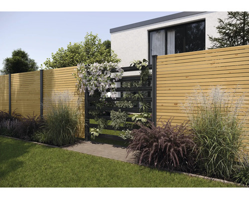 Gartenszene mit Holzzaun und bepflanztem, vertikalem Garten