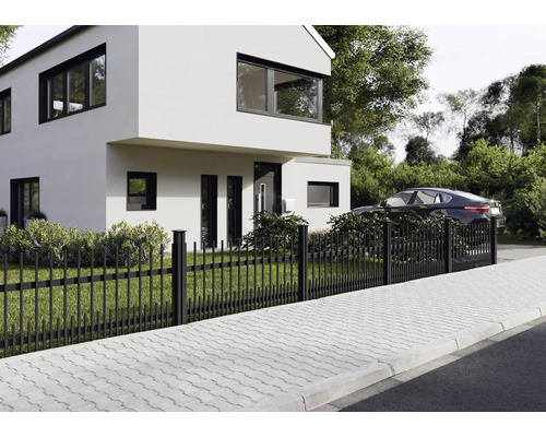 Modernes Haus mit Metallzaun zur Straßenseite