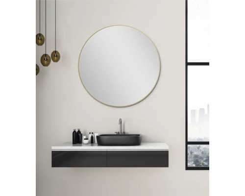 Badezimmer mit rundem Spiegel, Waschtisch, Waschbecken und Fenster