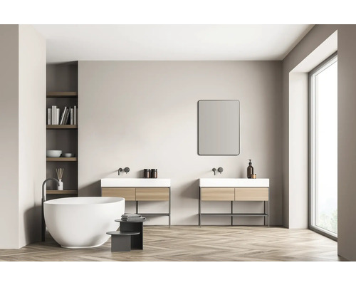 Badezimmer mit freistehender Badewanne, Waschbeckenunterschränken und Spiegel