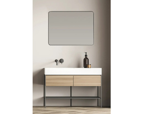 Modernes Badezimmer mit Waschtisch, Spiegel und Armatur