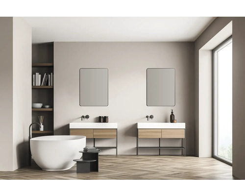 Helles Badezimmer mit Badewanne, Waschtischen, Spiegeln und Regalen